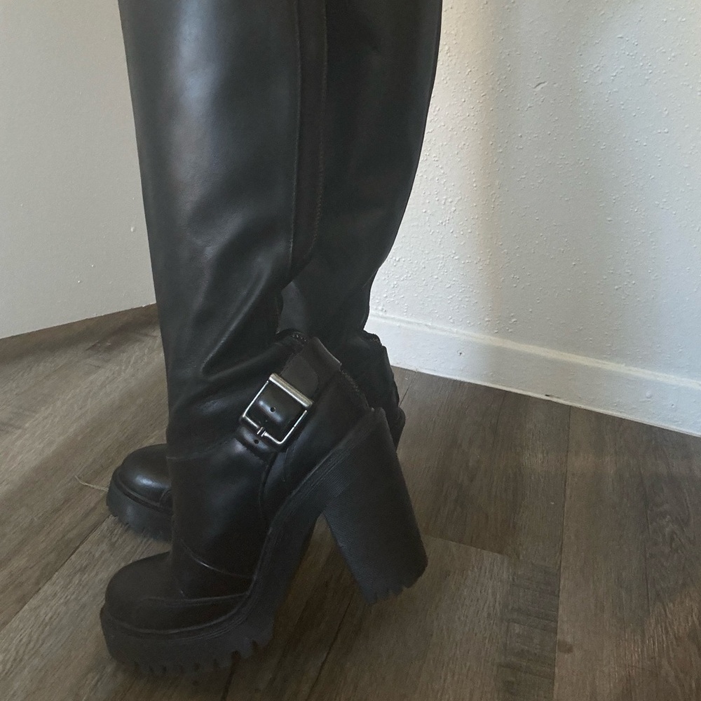 Rare! Dr Marten Lyanna Knee High Black Boot with Round toe box - Picture 3 of 9
